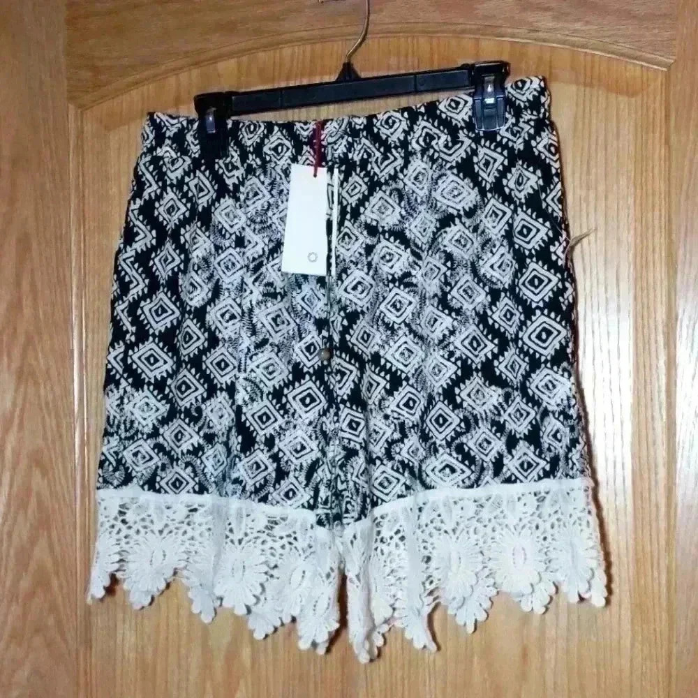 Solitaire women's XL shorts black cream lace embroidered NWT fully lined diamond